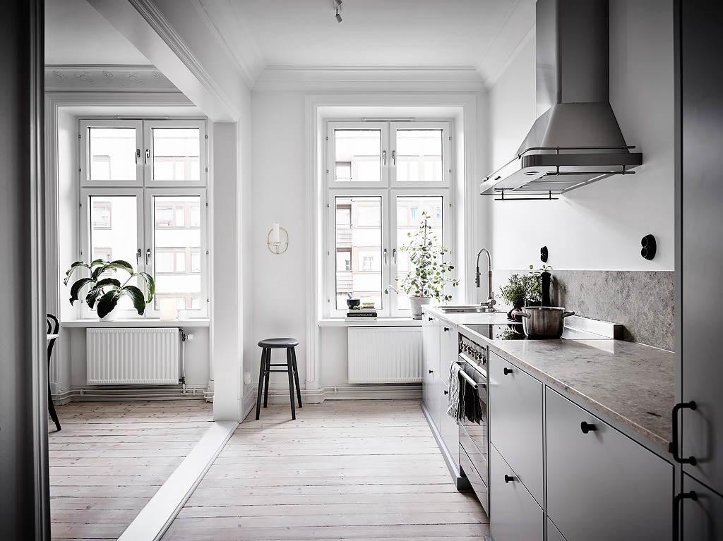 Half open keuken in een klein Scandinavisch appartement HOMEASE