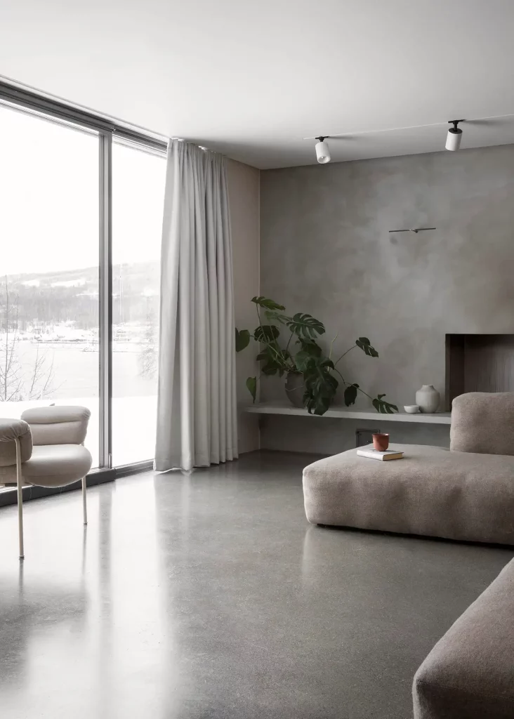 Een stoere betonvloer in het prachtige Gjøvik house, ontworpen door Norm Architects.