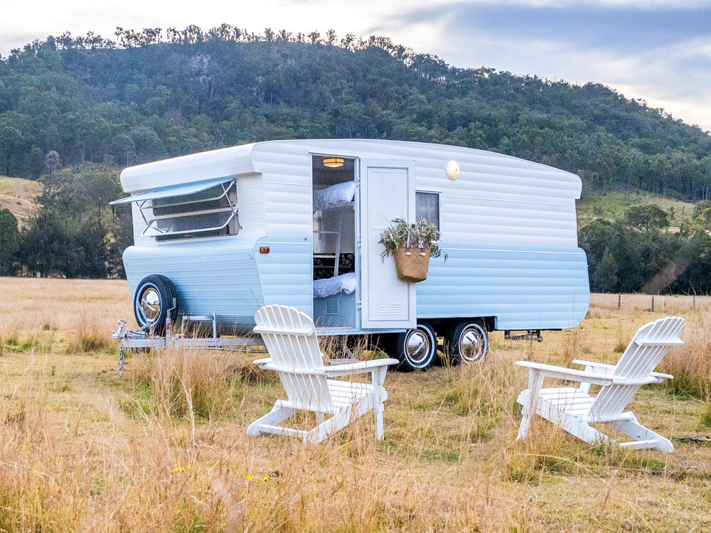 caravan pimpen met kust en retrosfeer