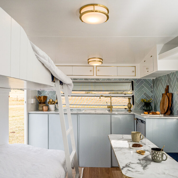 caravan pimpen met kust en retrosfeer