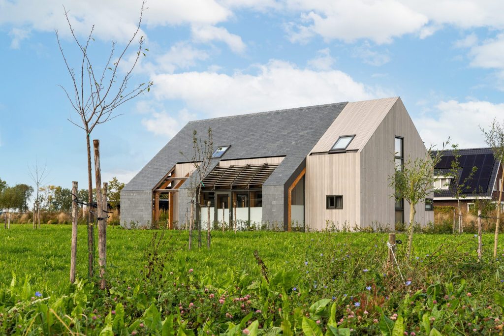 Door het combineren van dakoverstekken, verstelbare zonweringen en een degelijke natuurlijk geïsoleerde wandopbouw is er een woning ontworpen door ORGA architect die daglicht in ruime mate toelaat maar tegelijk lekker koel blijft als het kwik gaat stijgen.