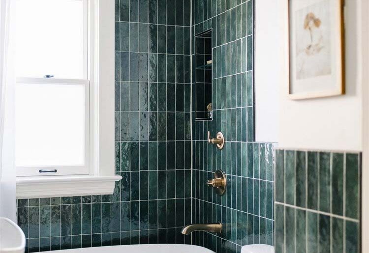 Badkamer met groene tegels - HOMEASE