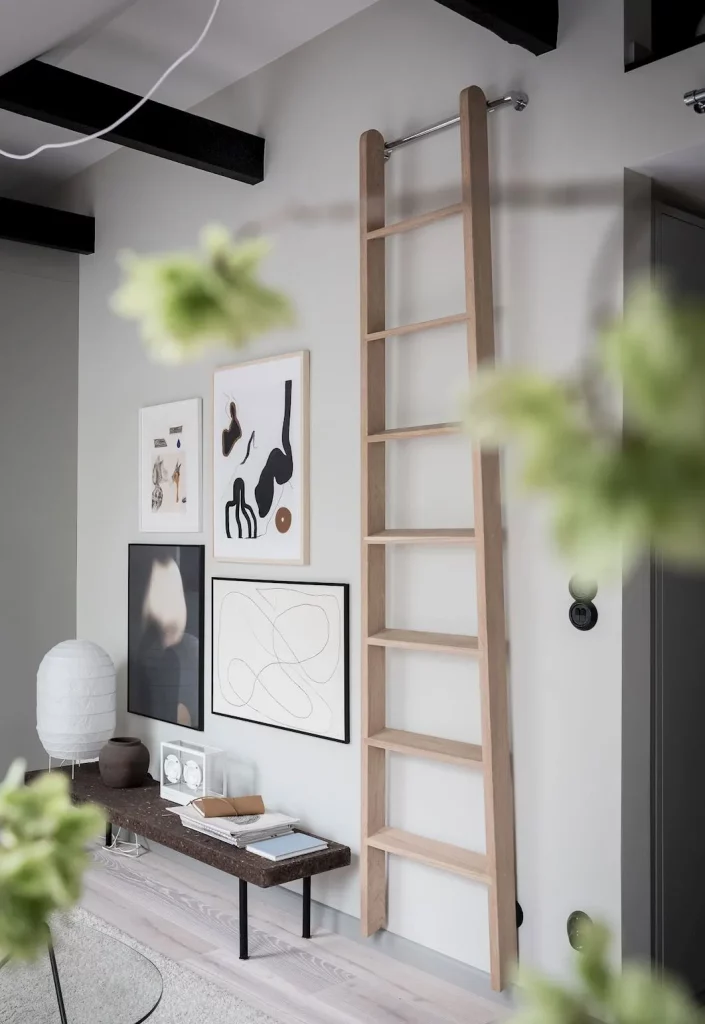 houten ladder in huis aan wand ophangen