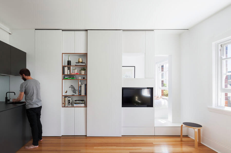 Australische architect Brad Swartz heeft dit kleine appartement van 272 ontworpen, met hele originele opbergmogelijkeden, waaronder schuiflades onder de verhoogde slaapkamer. | Fotografie: Katherine Lu