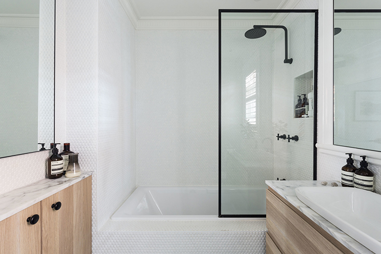 Zuiver schommel Overstijgen Kleine badkamer met witte ronde mozaïektegeltjes - HOMEASE