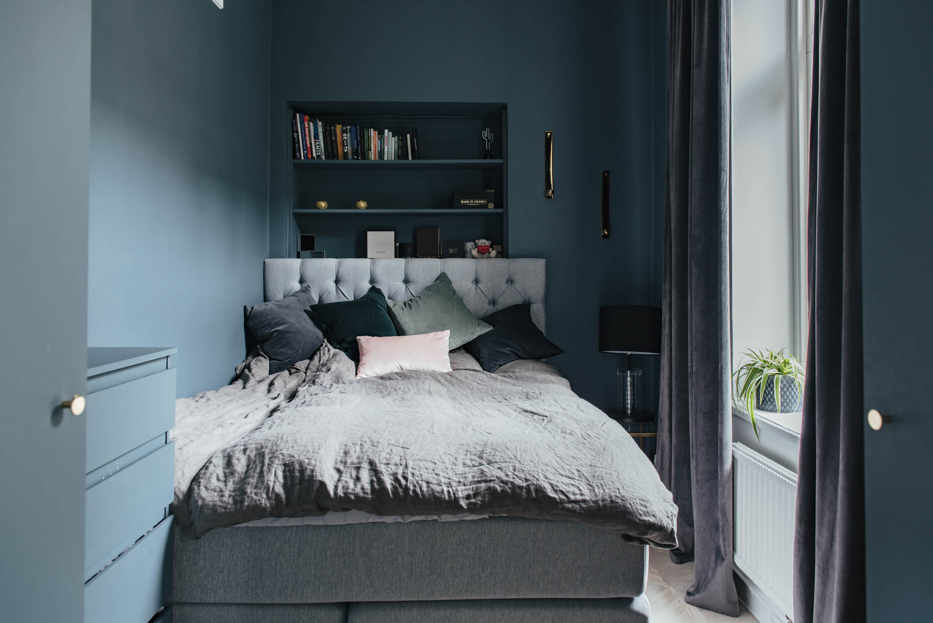 kust Hectare trog Kleine slaapkamer met mooie blauwe muren - HOMEASE