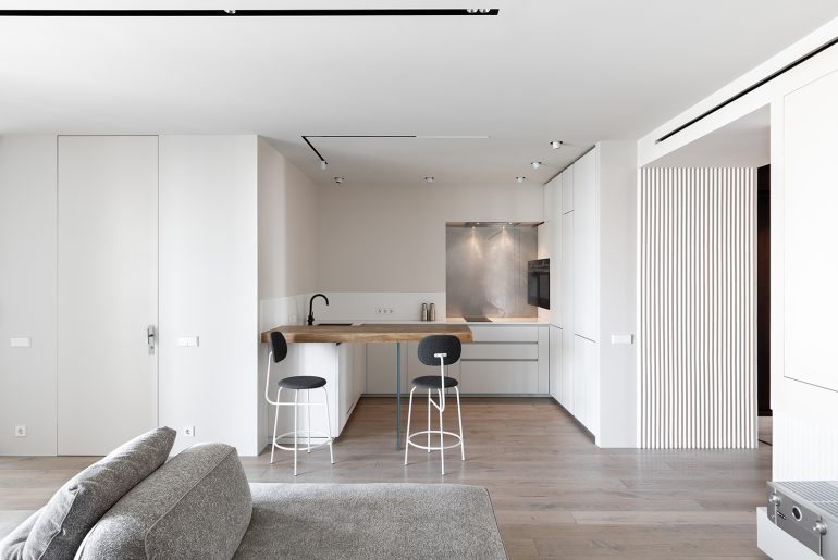 Modern open appartement met een minimalistische Japanse stijl