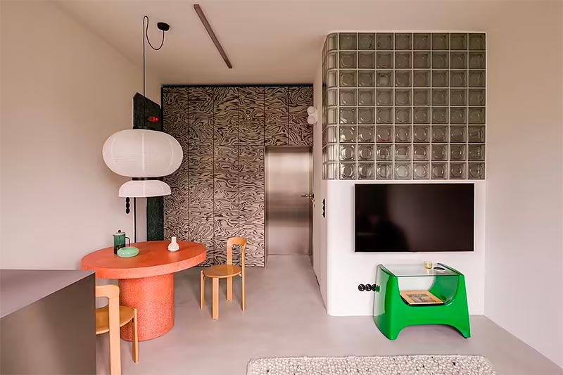 Mistovia studio heeft dit mooie modern vintage appartement ontworpen, en vintage meubels gecombineerd met moderne technologie. | Fotografie: ONI studio