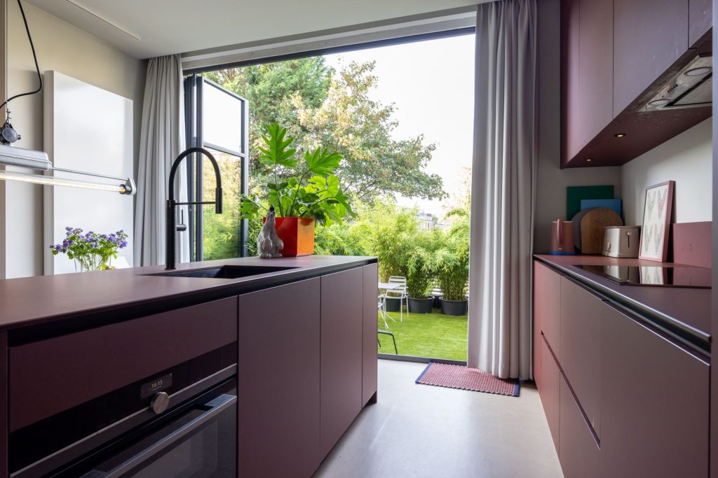 moderne bordeaux rode keuken bij tuin