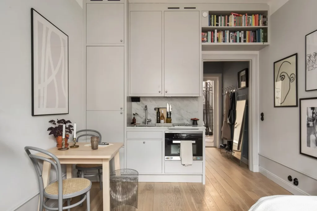 open keuken klein appartement dezelfde kleur als muur