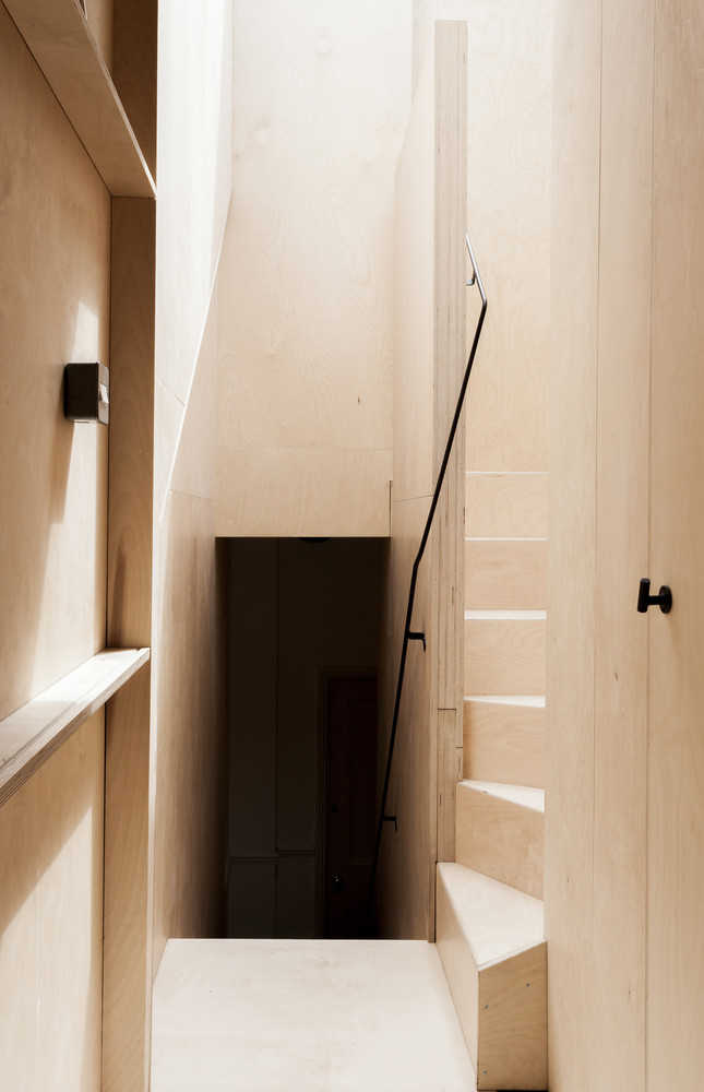 Een underlayment trap mag natuurlijk niet ontbreken in het Plywood House, ontworpen door Simon Astridge.