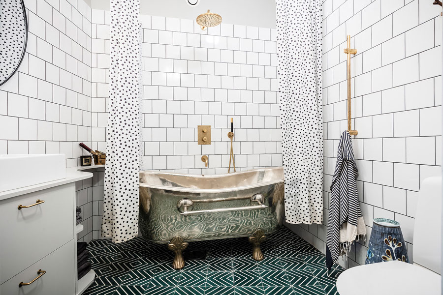 welvaart zwak Levering Vintage badkamer met groene cementtegels en gouden details - HOMEASE