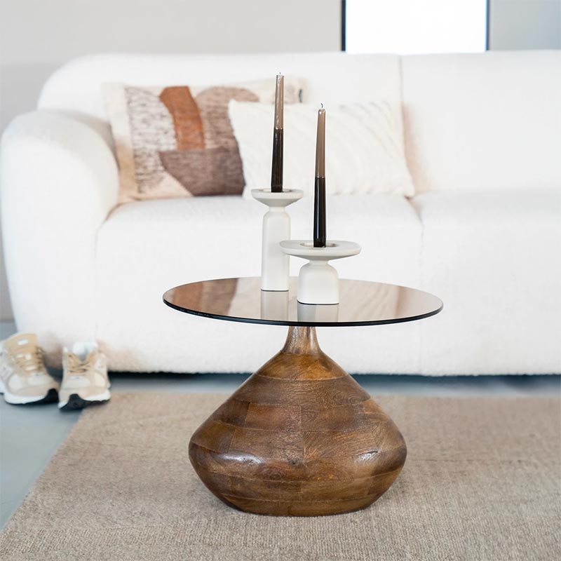 In deze vintage moderne woonkamer is er gekozen voor de ronde salontafel By-Boo, gemaakt van mangohout en glas.